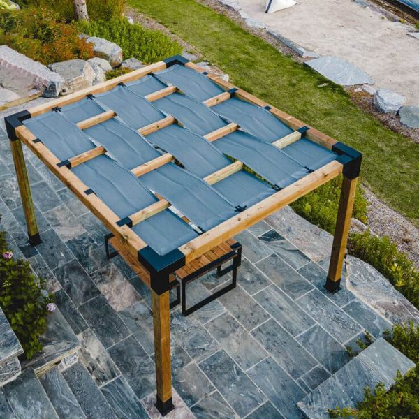 Pergola-avec-tissu-d'ombrage-ondulée